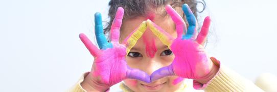 Hände mit Wasserfarben