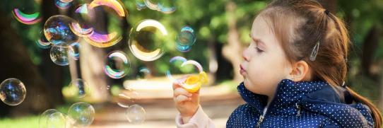 Kind mit Seifenblasen