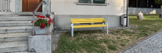 Gelbes "Wie geht's dir?"-Bänkli zieht in den Jörg-Schneider-Park