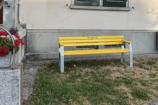 Gelbes "Wie geht's dir?"-Bänkli zieht in den Jörg-Schneider-Park